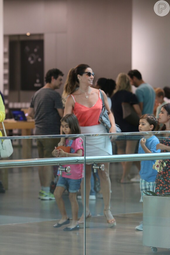 Giovanna Antonelli levou as filhas gêmeas, Antonia e Sofia, ao cinema neste domingo, 8 de janeiro de 2017