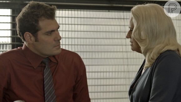 Amante de Mág (Vera Holtz), Ciro (Thiago Lacerda) é preso ao tentar fugir