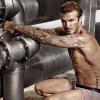 David Beckham posa de cueca para campanha de sua linha de roupas íntimas em parceria com a loja de departamento H&M