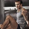 David Beckham exibe o corpo sarado em campanha de roupas íntimas para a H&M