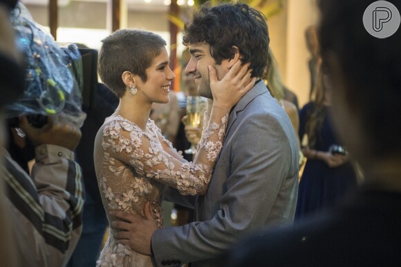 Tiago (Humberto Carrão) e Letícia (Isabella Santoni) se casam, na novela 'A Lei do Amor'