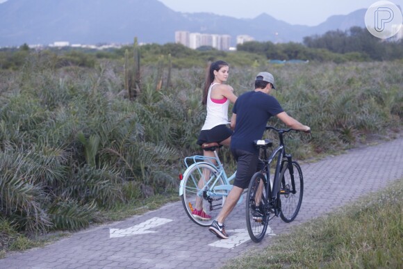 Camila Queiroz e Klebber aproveitaram a tarde desta segunda (09) para dar um passeio de bike