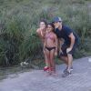 Camila Queiroz e Klebber Toledo posam com fã mirim durante passeio na Barra