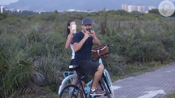 Camila Queiroz filma paparazzo durante passeio com o namorado na praia da Reserva: 'Dá oi!'