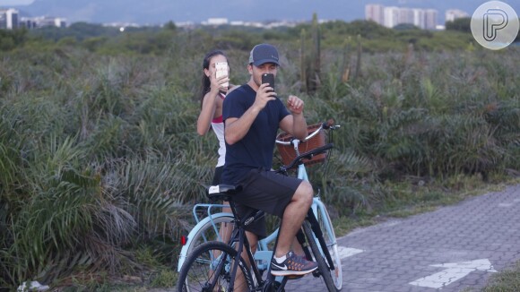 'Você veio andar de bicicleta e olha quem acha vocês? Ê lasqueira!', falou Camila Queiroz no vídeo