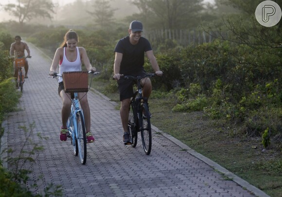 Camila Queiroz e Klebber Toledo se divertem durante passeio de bicicleta