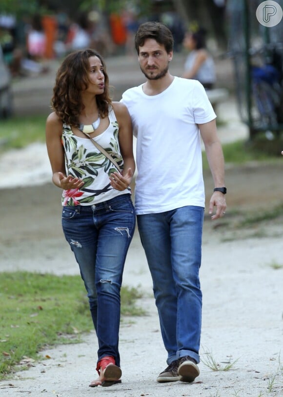 Camila Pitanga e Igor Angelkorte passearam na Lagoa Rodrigo de Freitas em janeiro de 2016. Meses depois, o ator se mudou para a casa da namorada, no Jardim Botânico