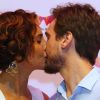 Camila Pitanga e Igor Angelkorte se beijam no lançamento do filme 'Pitanga', em outubro de 2016