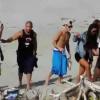 Ao ser reconhecido pelos frequentadores da praia, Justin foi cercado por uma multidão de pessoas