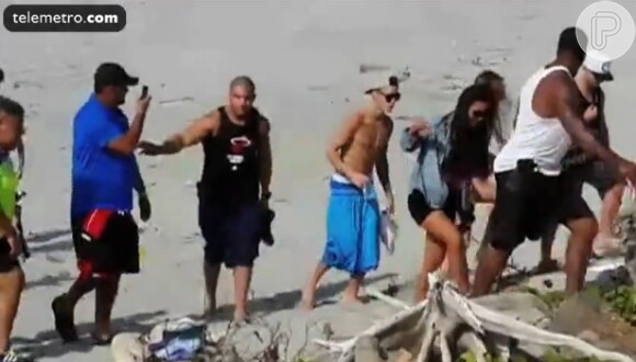 Ao ser reconhecido pelos frequentadores da praia, Justin foi cercado por uma multidão de pessoas