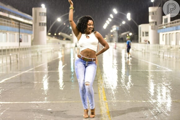 Camila Silva não se incomodou com a chuva e mostrou todo samba no pé