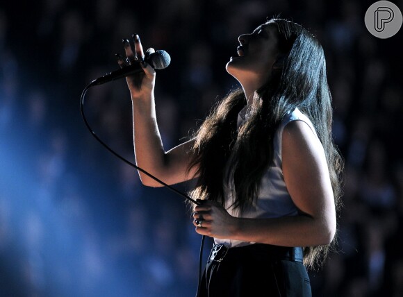 Lorde se apresenta com a canção 'Royals' no Grammy Awards 2014