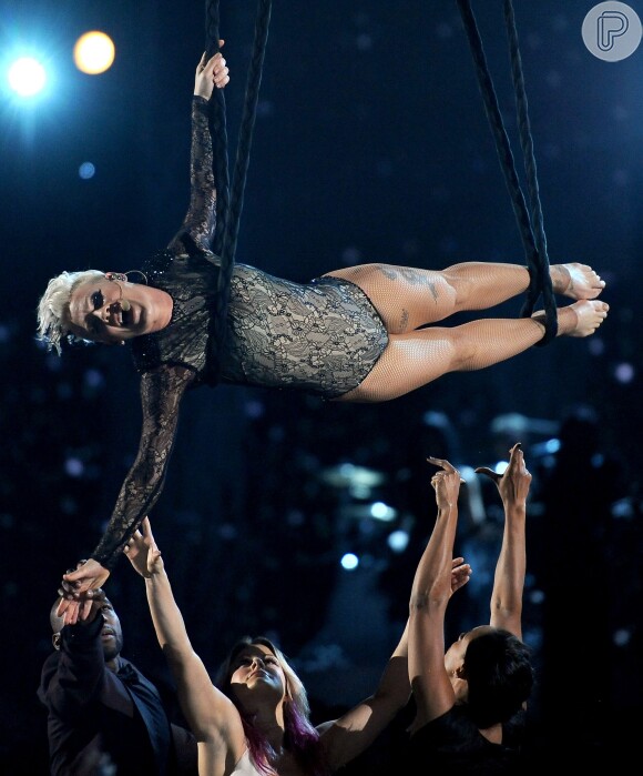 Pink faz performance acrobática no Grammy Awards 2014