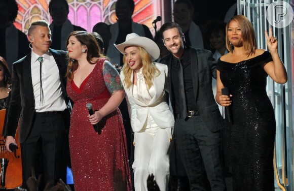 Macklemore, Mary Lambert, Madonna, Ryan Lewis e Queen Latifah se juntam ao palco depois da performance da música 'Same Love'