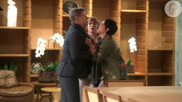 Tião (José Mayer) põe Flávia (Maria Flor) para fora de seu apartamento, na novela 'A Lei do Amor'