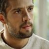 Cesar (Rafael Cardoso) vê Alice (Giovanna Antonelli) dizer sim ao pedido de Mario (Bruno Gagliasso) e fica furioso, na novela 'Sol Nascente'