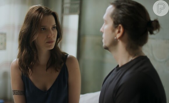 Júlia (Nathalia Dill) conta a Gui (Vladimir Brichta) que Alex (Caio Paduan) estava ameaçando Chiara (Lara Cariello), na novela 'Rock Story'