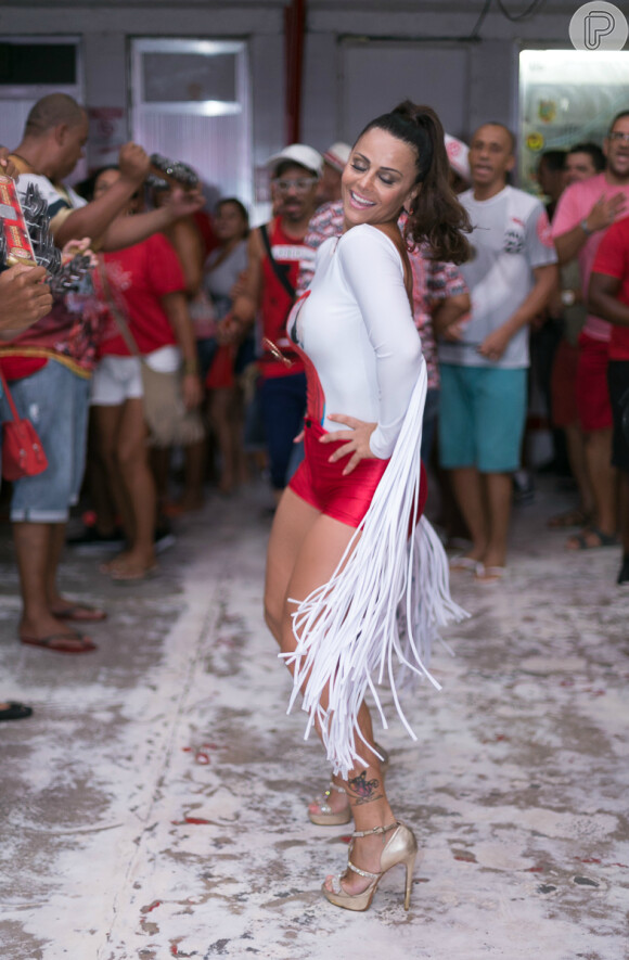 Viviane Araujo apostou no body do estilista Fernando Cozendey para brilhar no ensaio do Salgueiro nesta quinta-feira, 12 de janeiro de 2017