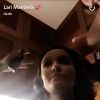 Larissa Manoela usa tinta em spray para colorir o cabelo nas gravações do filme 'Meus 15 Anos', como mostrou no Snapchat na quinta-feira, dia 13 de janeiro de 2017