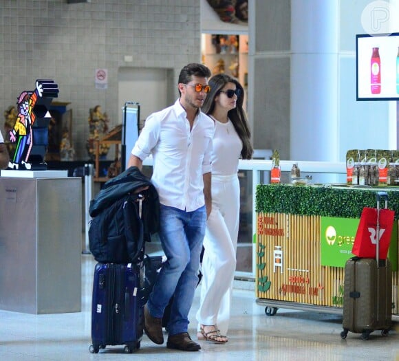 Camila Queiroz e Klebber Toledo foram clicados no aeroporto Santos Dumont, no Rio
