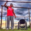 Após 05 anos em cadeira de rodas, o ex-BBB e atleta Fernando Fernandes postou, nesta segunda-feira 27 de janeiro de 2014, uma foto em que aparece pela primeira vez de pé