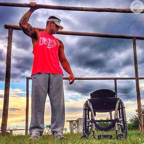 Após 05 anos em cadeira de rodas, o ex-BBB e atleta Fernando Fernandes postou, nesta segunda-feira 27 de janeiro de 2014, uma foto em que aparece pela primeira vez de pé