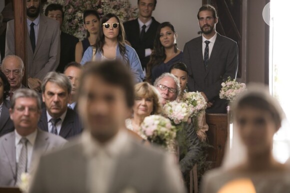 Marina/Isabela (Alice Wegmann) assiste o casamento de Tiago (Humberto Carrão) e Letícia (Isabella Santoni) no capítulo desta segunda-feira, 16 de janeiro de 2017, da novela 'A Lei do Amor'
