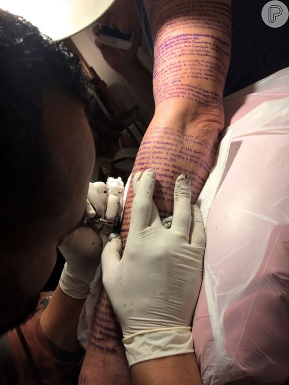 O tatuador Hugo de Almeida fez pequenas pausas de dez minutos enquanto tatuava o autor