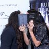 Letícia Lima e Ana Carolina deram um beijo e esconderam com o livro da cantora