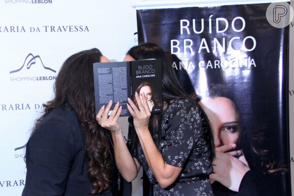 Letícia Lima e Ana Carolina deram um beijo e esconderam com o livro da cantora