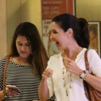 Fátima Bernardes passeia com filha por shopping em sua última semana de férias