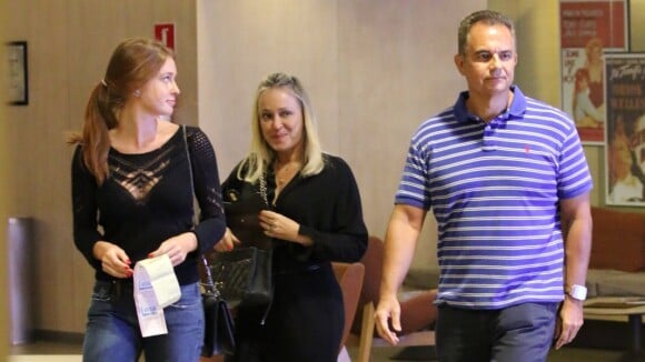 Marina Ruy Barbosa se diverte no shopping com os pais, Gioconda e Paulo. Fotos!