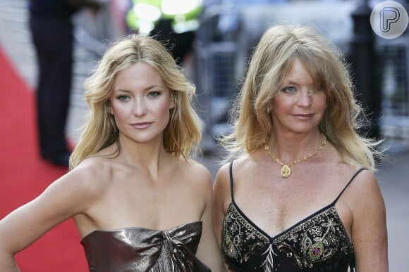 Goldie Hawn, mãe da artista, reagiu pela primeira vez aos boatos de que a filha estaria namorando Brad Pitt. Procurada pela ' X17', agência especialista em celebridades de Hollywood, a atriz soltou uma gargalhada ao ser questionada se ela estava feliz de tê-lo como genro