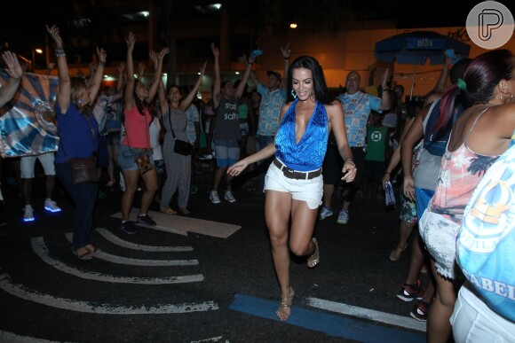 Carla Prata mostrou samba no pé no ensaio da Vila Isabel