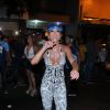 Sabrina Sato usou macacão decotado em ensaio de rua da Vila Isabel, na noite desta quarta-feira, 18 de janeiro de 2017