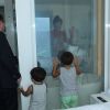Juliana Paes brinca através de espelhos com os filhos, Pedro e Antonio, em dia de folga