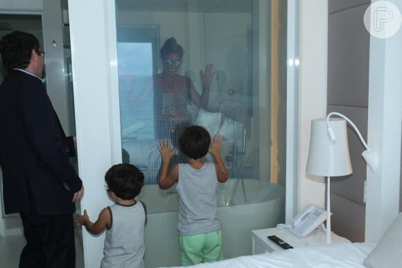Juliana Paes brinca através de espelhos com os filhos, Pedro e Antonio, em dia de folga