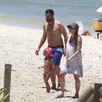 Thiago Lacerda e Vanessa Lóes, grávida, se divertem em praia com os filhos