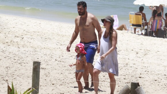 Thiago Lacerda e Vanessa Lóes, grávida, se divertem em praia com os filhos