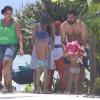 Thiago Lacerda curte praia com a mulher grávida, Vanessa Lóes, e com os filhos, Gael e Cora, em 29 de janeiro de 2014