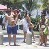 Thiago Lacerda e Vanessa Lóes deixam a praia da Barra da Tijuca acompanhados dos filhos, Gael e Cora