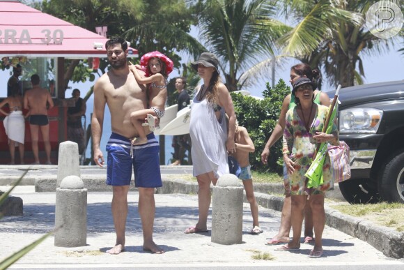 Thiago Lacerda e Vanessa Lóes deixam a praia da Barra da Tijuca acompanhados dos filhos, Gael e Cora