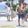 Thiago Lacerda e Vanessa Lóes, grávida de cinco meses, deixam a praia com os filhos, Gael e Cora