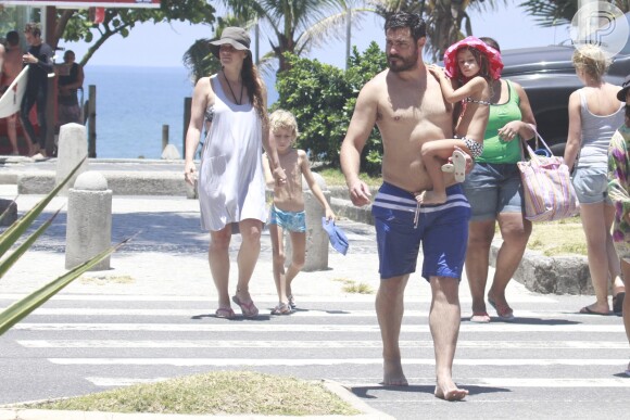 Thiago Lacerda e Vanessa Lóes, grávida de cinco meses, deixam a praia com os filhos, Gael e Cora