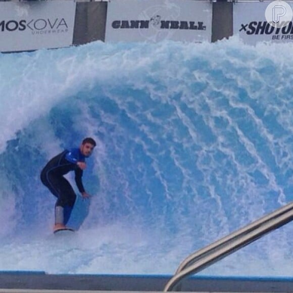 Já em San Diego, Caio Castro foi clicado por uma fã enquanto surfava em uma piscina de ondas no WaveHouse