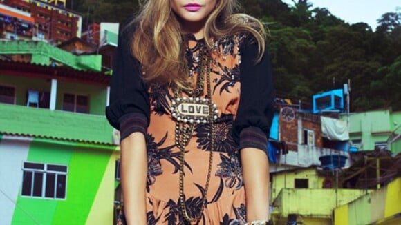 Cara Delevingne é capa da 'Vogue Brasil' com ensaio clicado em favela do Rio