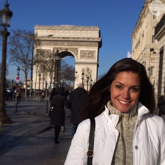 Em frente ao Arco do Triunfo, um dos monumentos mais famosos de Paris, Thais Fersoza está acompanhando o namorado em sua turnê internacional