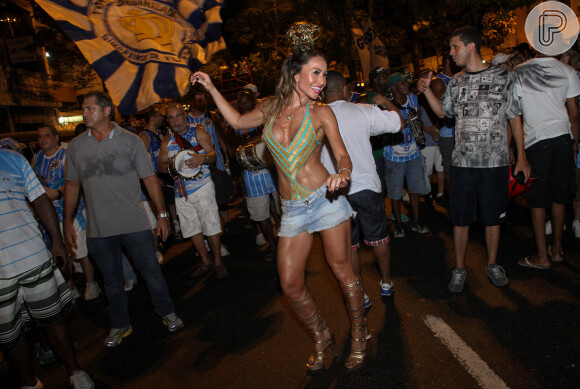 Sabrina Sato exibe o corpão no ensaio de rua de Unidos de Vila Isabel, escola de samba carioca vencedora no Carnaval de 2013