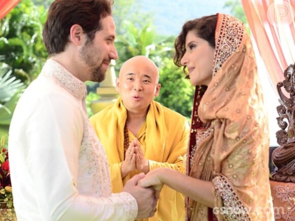 Juliana (Gabriela Carneiro da Cunha) e Fernando (Antonio Sabóia) se casam em uma cerimônia budista, no primeiro capítulo de 'Em Família'