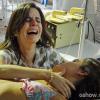 Chica (Juliana Araripe) se desespera ao ver Helena (Julia Dalavia) inconsciente no primeiro capítulo de 'Em Família'
